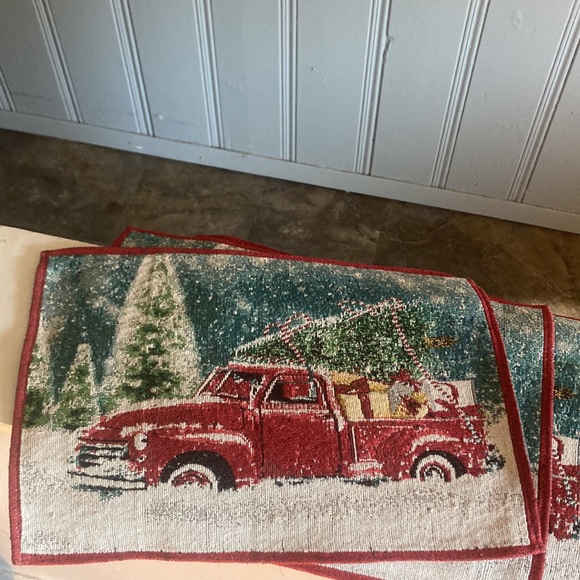Brand NWT Set of 4- Beautiful Holiday Red Farm Truck Tapestry Placemats 13x18 - Picture 3 of 15